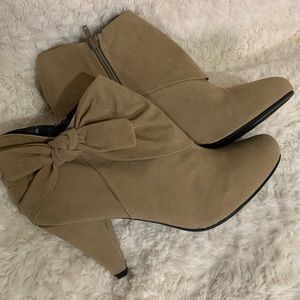 Jaclyn Smith, Tan booties (NEW) w/o tags & box